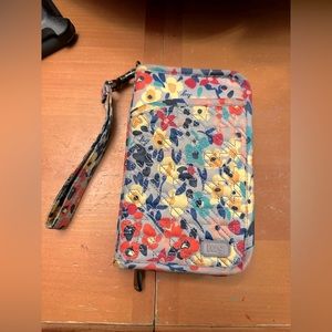 Lug wristlet wallet